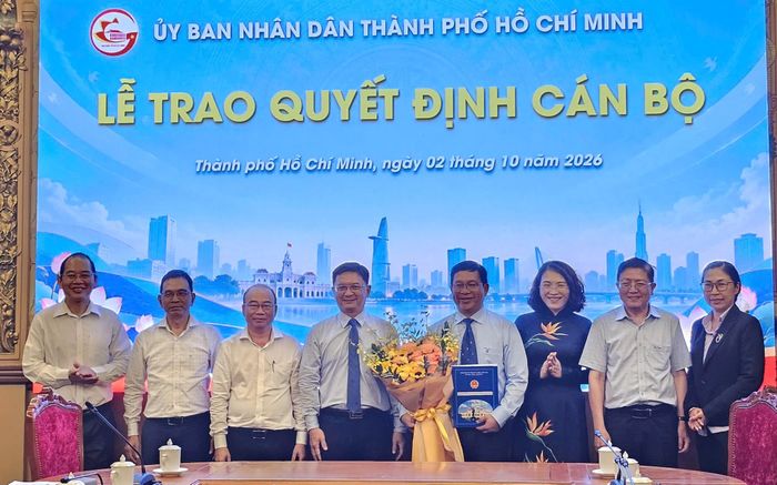  Phó Chủ tịch UBND TPHCM Nguyễn Mạnh Cường cùng đại diện đảng ủy UBND TP, Sở GD-ĐT TPHCM, Sở Nội vụ TPHCM và cán bộ quản lý Trường Đại học Thủ Dầu Một chúc mừng PGS-TS Lê Tuấn Anh. 