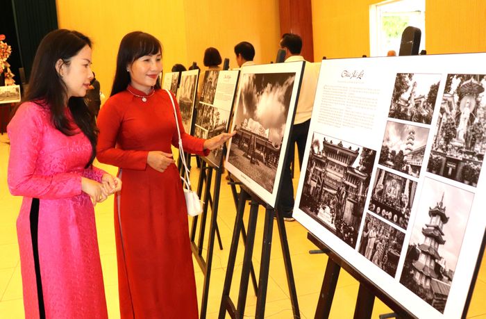  Triển lãm thu hút đông đảo khách tham quan. Ảnh: THÁI PHƯƠNG 