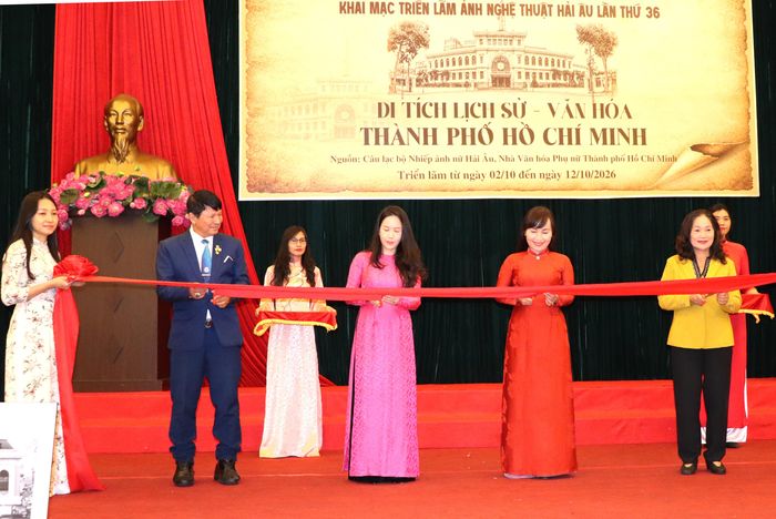  Cắt băng khai mạc triển lãm. Ảnh: THÁI PHƯƠNG 