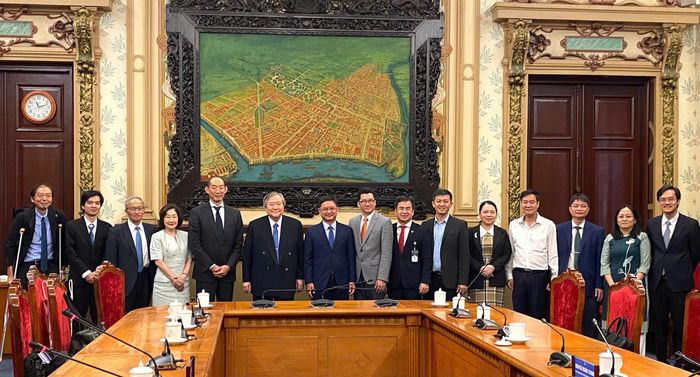  Đoàn đại biểu hai bên chụp ảnh lưu niệm. Ảnh : XUÂN HẠNH 
