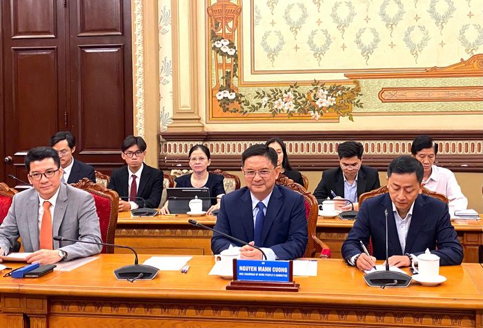  Đồng chí Nguyễn Mạnh Cường lắng nghe trao đổi của ông Takagi Kuninori. Ảnh : XUÂN HẠNH 