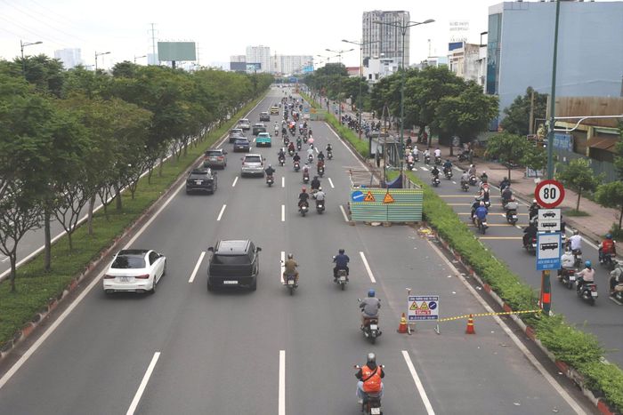  Rào chắn phục vụ khoan khảo sát địa chất tuyến metro Tân Sơn Nhất - Phú Hữu tại phường Long Trường, TPHCM, tháng 8-2026. Ảnh: QUỐC HÙNG 