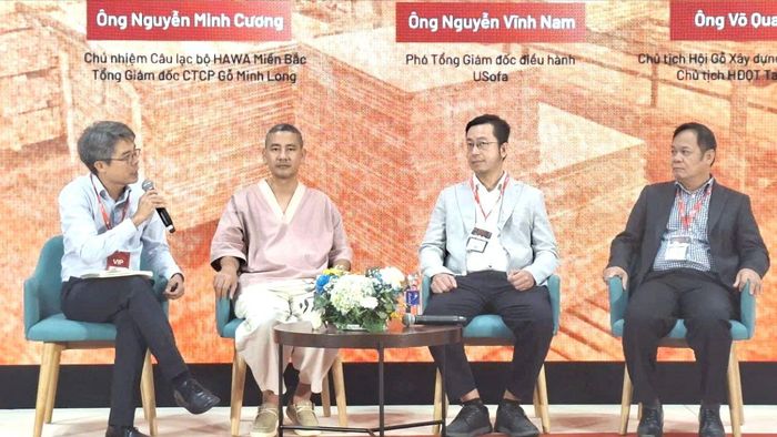  Các doanh nghiệp chế biến lâm sản cùng trao đổi ý kiến tại hội thảo. Ảnh: ĐỨC TRUNG 