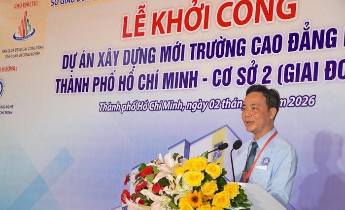  TS Trần Kim Tuyền, Hiệu trưởng Trường Cao đẳng nghề TPHCM phát biểu tại buổi lễ. ẢNH QUANG HUY 