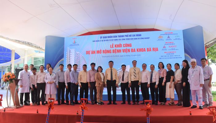  Đại biểu chụp hình lưu niệm tại lễ khởi công. 