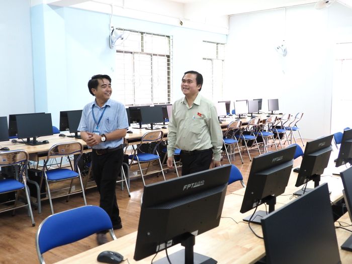  Ông Cao Thanh Bình, Trưởng Ban Văn hóa - Xã hội (HĐND TPHCM) khảo sát phòng học vi tính tại Trường TH-THCS-THPT Lê Thị Riêng 