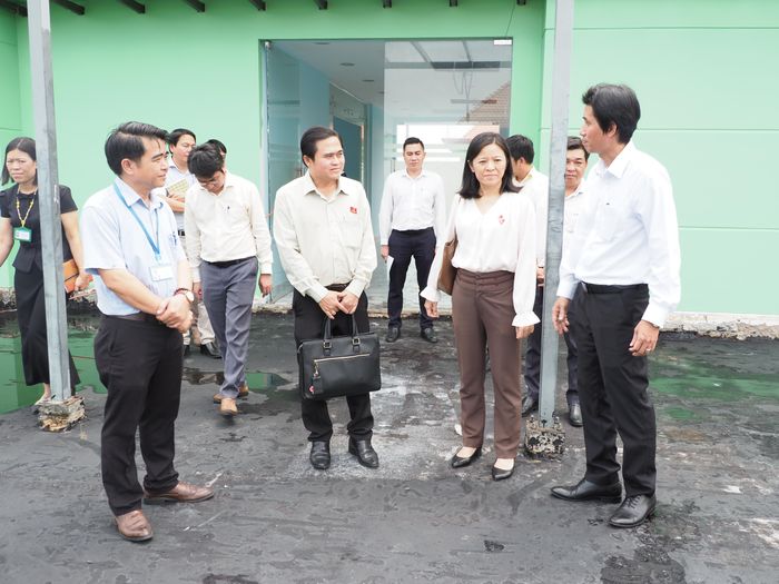  Đoàn công tác khảo sát hiện trạng khu vực sân thượng chưa được đưa vào hạng mục cải tạo, sửa chữa trong năm 2026 