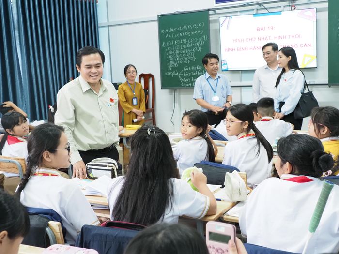  Đoàn công tác thăm hỏi tình hình học tập của học sinh Trường TH-THCS-THPT Lê Thị Riêng 