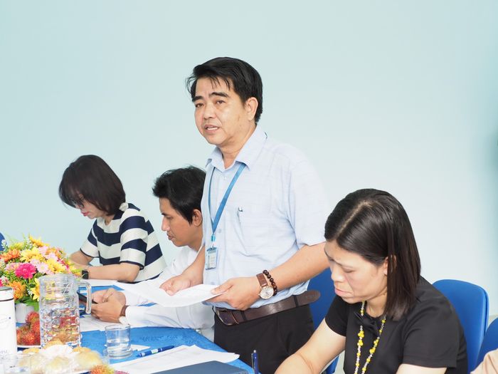  Hiệu trưởng Trường TH-THCS-THPT Lê Thị Riêng Lương Văn Minh báo cáo tại buổi làm việc 