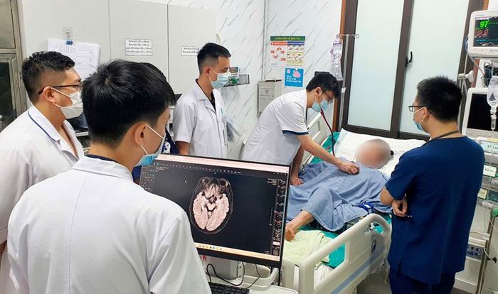 Bác sĩ đánh giá tình trạng người bệnh tại Bệnh viện Bạch Mai. Ảnh: DIỆU HIỀN
