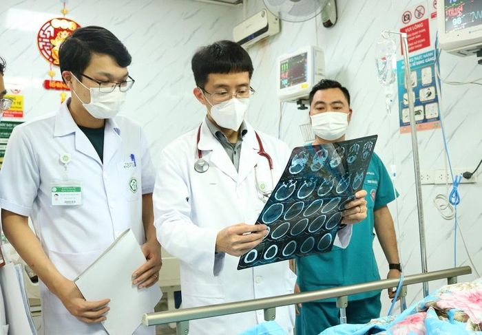 Bác sĩ đánh giá tình trạng người bệnh tại Bệnh viện Bạch Mai. Ảnh: DIỆU HIỀN