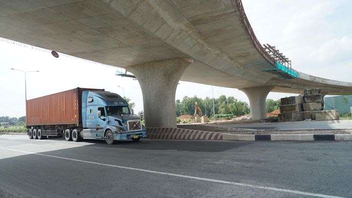  Nút giao Bình Chuẩn đang được đẩy nhanh tiến độ thi công. Ảnh: DUY TRẦN 