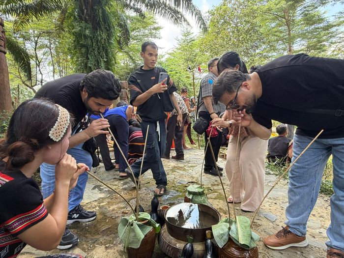  Du khách thưởng thức đặc sản địa phương. Ảnh: THU LÊ 