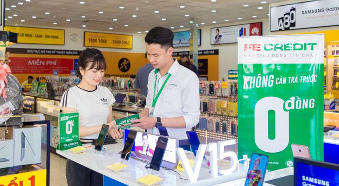 Công ty tài chính hỗ trợ khách hàng vay tiêu dùng tại một cửa hàng điện thoại ở TPHCM. Ảnh: NHUNG NGUYỄN
