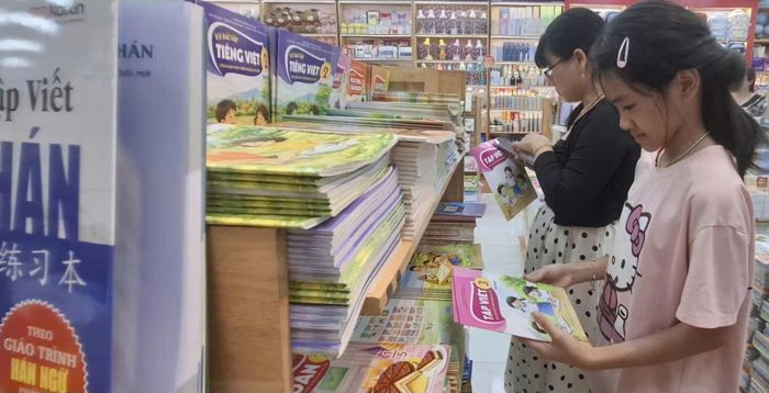 Phụ huynh, học sinh tìm mua sách giáo khoa tại một nhà sách trên đường Ngô Quyền (phường An Xuyên, tỉnh Cà Mau)