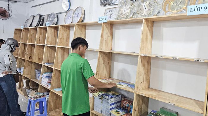 Kệ sách giáo khoa tại một cửa hàng sách trên địa bàn phường Phú Lợi (TP Cần Thơ) hết sạch, chỉ còn vài quyển sách tham khảo. ẢNH: TUẤN QUANG