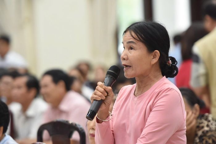  Bà Trần Thị Pháp, cử tri xã Ngãi Giao, kiến nghị hỗ trợ về kinh phí cho Chi hội trưởng các đoàn thể ở ấp. Ảnh: TRÚC GIANG 