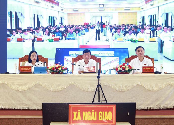  Các đồng chí: Võ Văn Minh (giữa), Võ Ngọc Thanh Trúc (trái) và Lê Ngọc Sơn tại hội nghị 