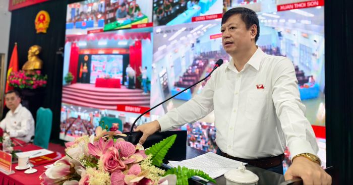  Trung tướng Dương Văn Thăng, Phó Chánh án TAND Tối cao, Chánh án Tòa án Quân sự Trung ương thông tin với cử tri. Ảnh: NGUYỄN TÂN 