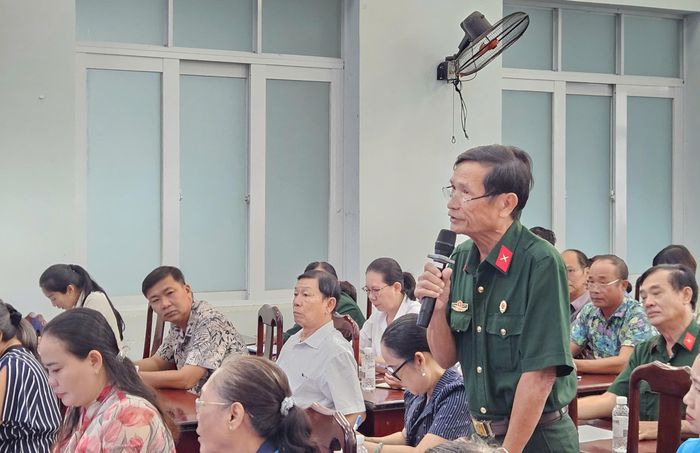  Cử tri nêu ý kiến với Tổ đại biểu Quốc hội số 10, Đoàn đại biểu Quốc hội TPHCM. Ảnh: NGÔ BÌNH 