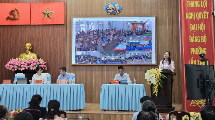 Tổ đại biểu Quốc hội số 10, Đoàn đại biểu Quốc hội TPHCM tiếp xúc cử tri, chiều 2-10. Ảnh: NGÔ BÌNH 