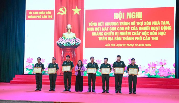  Khen thưởng các tổ chức, cá nhân có nhiều đóng góp trong chương trình 