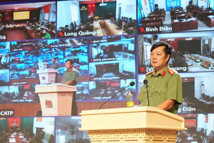 Đại tá Nguyễn Đình Dương, Giám đốc Công an TP Huế phát biểu chỉ đạo tại hội nghị