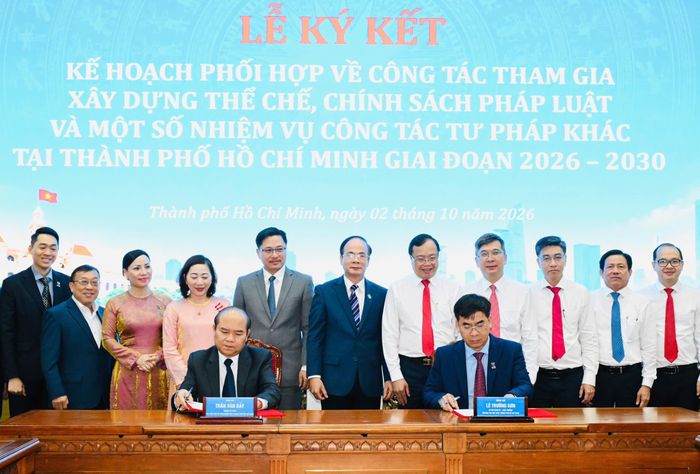  Phó Chủ tịch UBND TPHCM và Hiệu trưởng Trường Đại học Luật TPHCM ký kết phối hợp giữa 2 đơn vị. Ảnh: VIỆT DŨNG 