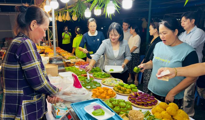  Lãnh đạo phường Phú Lâm và thực khách trải nghiệm tại gian hàng bánh dân gian của hội chợ. ﻿Ảnh: ĐÌNH DƯ 