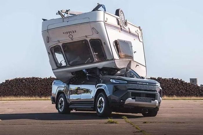 Toyota Hilux chạy điện bị xe caravan 760kg rơi trúng nóc vẫn an toàn.