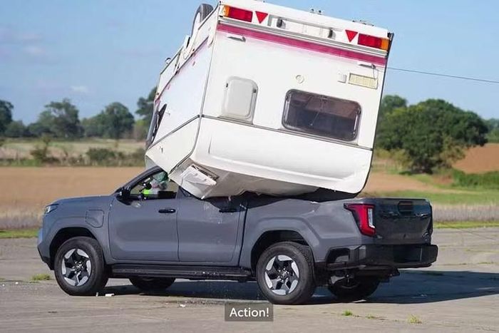 Sau khi các kỹ sư đánh giá tình trạng xe và xác nhận không có nguy cơ mất an toàn, Hilux điện vẫn khởi động ngay lập tức và tự chạy khỏi hiện trường.