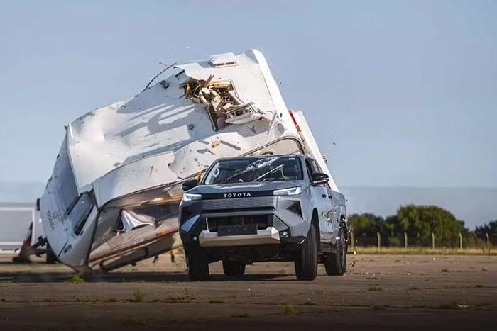 Mặc dù thể hiện được độ bền đặc trưng của dòng Hilux, phiên bản điện vẫn có một hạn chế. Theo tiêu chuẩn WLTP, xe chỉ di chuyển được tối đa 257 km/sạc.