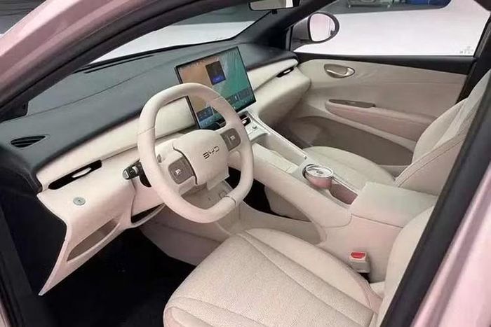 Trong khi đó, thiết kế ngoại thất của xe được cải tiến ở nhiều khu vực. Tại đầu xe, mẫu ô tô điện Trung Quốc này được trang bị cụm đèn pha mới sắc sảo hơn và vuốt sâu về phía sau. Bên dưới là cản trước mới với hốc gió trung tâm hình ngang ngược, nối liền với 2 khe gió hẹp.
