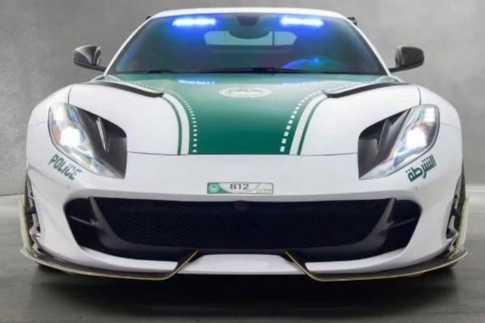 Chiếc Ferrari 812 Superfast độ Mansory này là mảnh ghép tiếp theo trong chiến dịch làm mới đội hình xe của lực lượng hành pháp địa phương. Trước đó không lâu, Cảnh sát Dubai cũng đã tiếp nhận một chiếc Lamborghini Revuelto cũng qua tay hãng độ Mansory để phục vụ công tác tuần tra trên các tuyến phố tại đây.