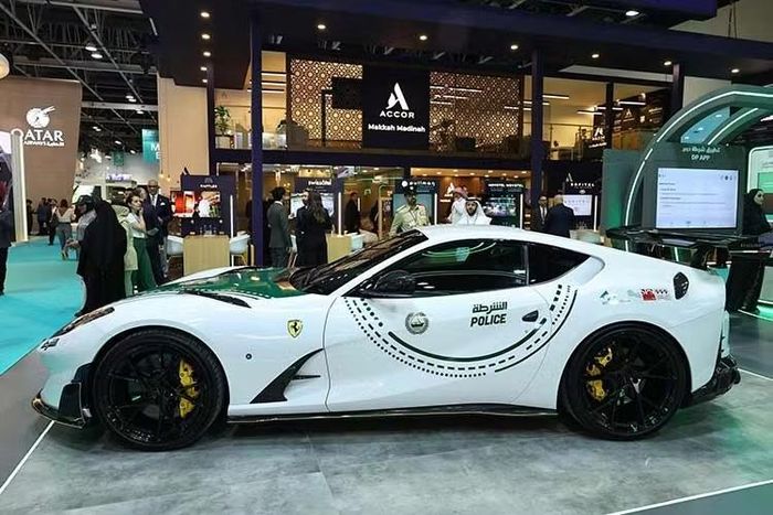 Ở phần đầu Ferrari 812 Superfast, Mansory trang bị cho mẫu siêu xe cánh lướt gió làm bằng sợi carbon kết hợp cùng các đường viền điểm xuyết sắc vàng nổi bật. Lưới tản nhiệt được tinh chỉnh lại nhẹ nhàng, đi kèm các khe gió bằng carbon tích hợp trên nắp capo.