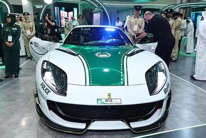Ferrari 812 Superfast độ Mansory độc bản của cảnh sát Dubai sở hữu bộ mâm độ sơn đen tương phản với kẹp phanh màu vàng phía trong, kết hợp cùng các khe thoát gió mới đặt ngay sau hốc bánh trước.