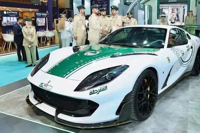Tương tự các phương tiện thuộc dàn xe tuần tra của lực lượng chức năng Dubai, chiếc Ferrari 812 Superfast khoác lên mình bộ áo hai màu xanh lá - trắng truyền thống. Tuy nhiên, điểm khác biệt lớn nhất nằm ở gói nâng cấp ngoại thất do Mansory đảm nhận, mang lại vẻ ngoài ấn tượng hơn so với nguyên bản.