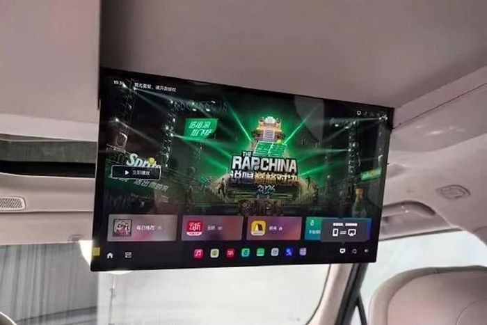 Các mẫu xe 6 chỗ có ghế không trọng lực ở hàng thứ hai, trong khi các mẫu xe 5 chỗ có màn hình giải trí gắn trên trần xe. G700 tiếp tục sử dụng hệ thống hybrid cắm điện 2.0T với công suất kết hợp 665kW (892 mã lực).
