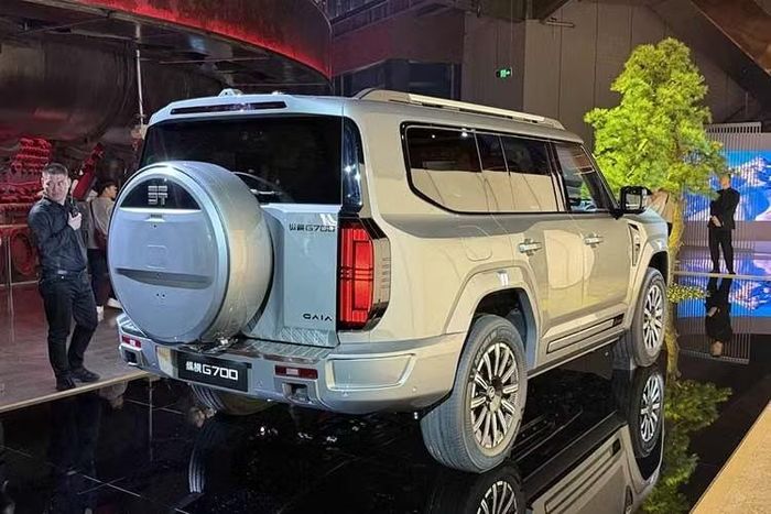 Mẫu xe năm 2027 vẫn giữ nguyên kiểu dáng mạnh mẽ, đặc trưng của phiên bản tiền nhiệm, bao gồm cả lốp dự phòng gắn phía sau. Những cập nhật bao gồm thiết kế lưới tản nhiệt gọn gàng hơn, kiểu mâm xe mới và cản trước/sau cùng ốp sườn cùng màu thân xe.