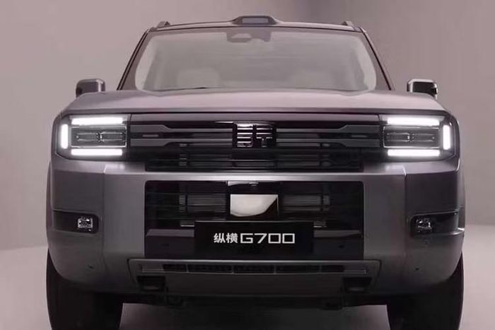 Phần cản trước mới với nhiều mặt phẳng khiến mẫu xe này trông càng giống Toyota Land Cruiser Prado hơn, dù lưới tản nhiệt khác biệt. Chery Jetour G700 2027 nâng cấp vẫn giữ nguyên kích thước 5.198mm (dài) x 2.050mm (rộng) x 1.956mm (cao), với chiều dài cơ sở 2.870mm.