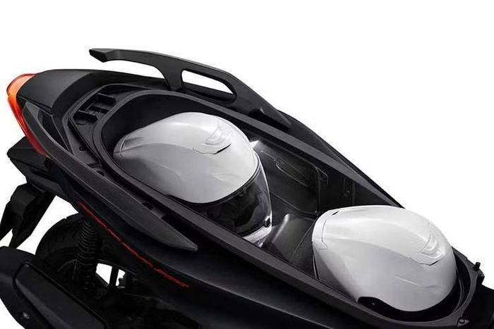 Mẫu ADV350 sử dụng phuộc trước dạng ngược và giảm xóc sau có bình chứa dầu, trong khi kính chắn gió điều chỉnh được 180mm giúp chắn gió tốt hơn. Khoảng sáng gầm xe là 155mm, chiều cao yên xe là 795mm và trọng lượng khô là 188kg với bình xăng dung tích 11,7 lít.