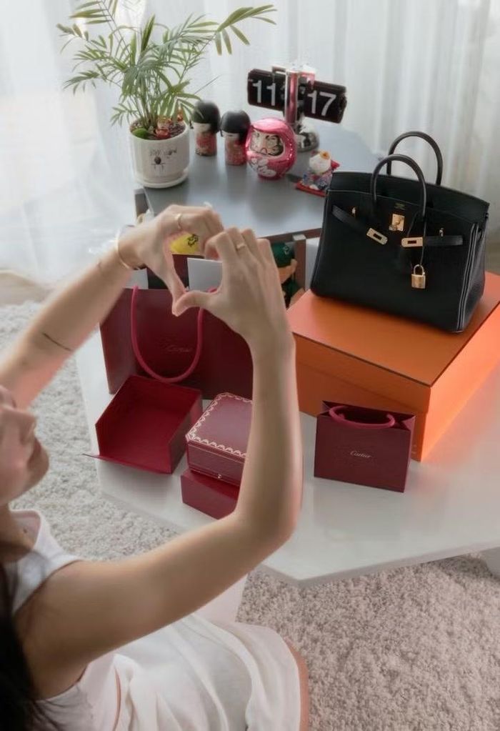 Nhan Phúc Vinh chiều chuộng Khả Ngân. Cách đây không lâu, Khả Ngân đăng tải video khoe chiếc túi hàng hiệu và đồ trang sức mà nửa kia dành tặng. Ảnh: FB Khả Ngân.