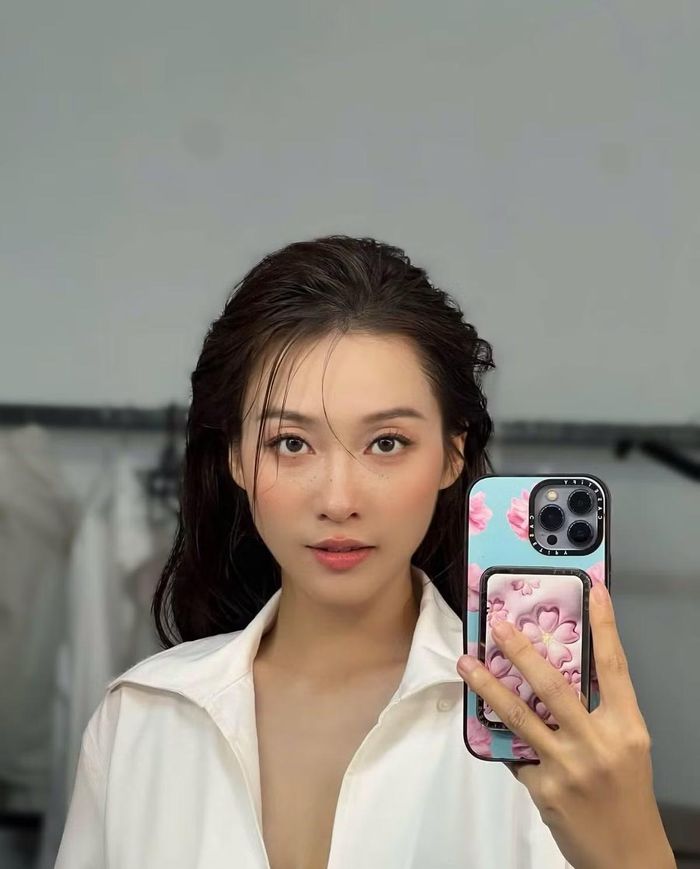 Trong một lần chụp ảnh trước gương, Khả Ngân tạo dáng tự nhiên, đồng thời che vòng hai. Ảnh: FB Khả Ngân.