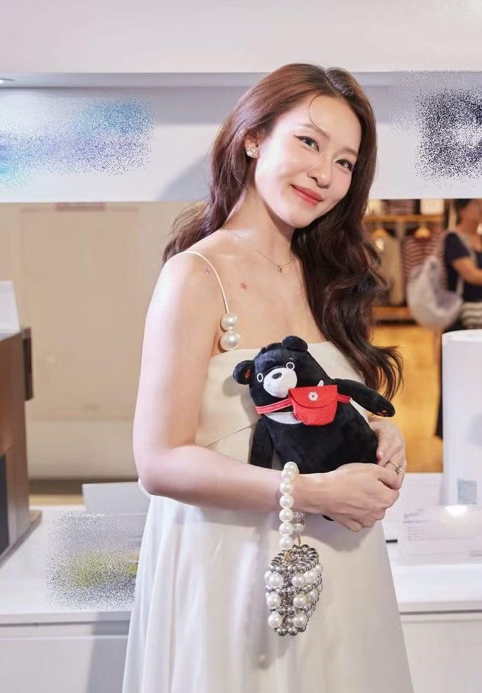 Khả Ngân xuất hiện tại một sự kiện. Đây là hình ảnh được chia sẻ trước khi nữ diễn viên để lộ bụng bầu. Ảnh: FB Khả Ngân.
