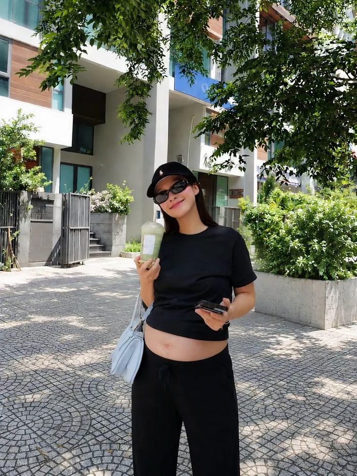 Gương mặt của Khả Ngân rạng rỡ, vóc dáng vẫn khá gọn gàng ngoại trừ phần bụng thay đổi rõ. Ảnh: FB Khả Ngân.