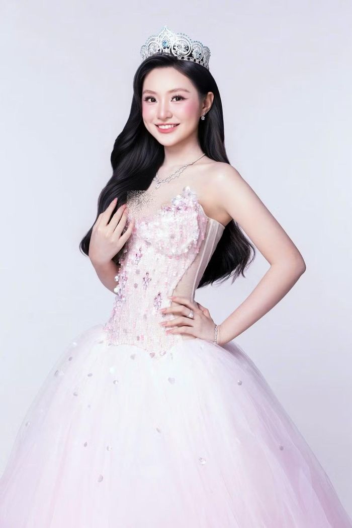 Khánh Như khoe thần thái thanh lịch trong thiết kế dạ hội. Bộ ảnh được công bố cùng profile của 52 đại diện tham dự Miss International 2026, mùa giải thứ 64 của cuộc thi.