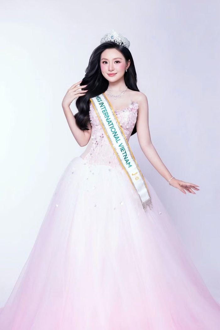 Cô diện đầm dạ hội hồng phấn của nhà thiết kế Lê Thắng, trang điểm nhẹ, tôn vẻ đẹp ngọt ngào, nữ tính.