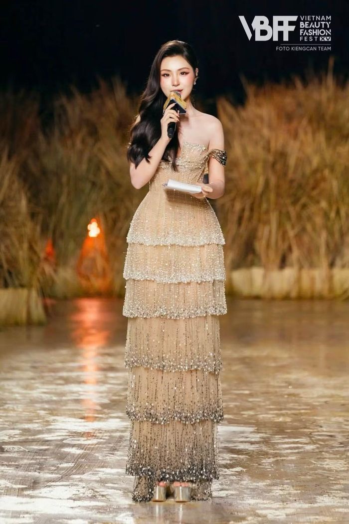 Bên cạnh nhan sắc, Á hậu Lê Phương Khánh Như ngày càng cho thấy sự trưởng thành, bản lĩnh qua những hoạt động trong thời gian đương nhiệm. Người đẹp tích cực tham gia các chương trình, sự kiện giải trí và dự án xã hội, đồng thời không ngừng trau dồi những kỹ năng cần thiết để hoàn thiện bản thân trước khi bước vào hành trình quốc tế.