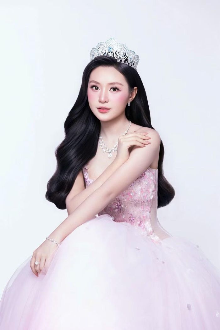 Ở góc chụp cận, Khánh Như gây chú ý với mái tóc dài và lối trang điểm trong trẻo. Hình ảnh lần này tiếp tục làm nổi bật vẻ nữ tính mà người đẹp theo đuổi.