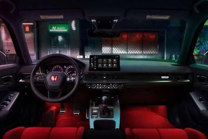 Khoang nội thất Civic Type R 2027 được bổ sung ghế thể thao có sưởi, lần đầu xuất hiện trên mẫu xe này. Ghế sử dụng bề mặt đục lỗ với họa tiết mới trên vật liệu giả da lộn. Cabin kết hợp vật liệu Ultrasuede với các chi tiết hoàn thiện màu đen và xám đậm. Cần số bằng nhôm màu xám đậm tiếp tục tạo điểm nhấn cho khu vực điều khiển.